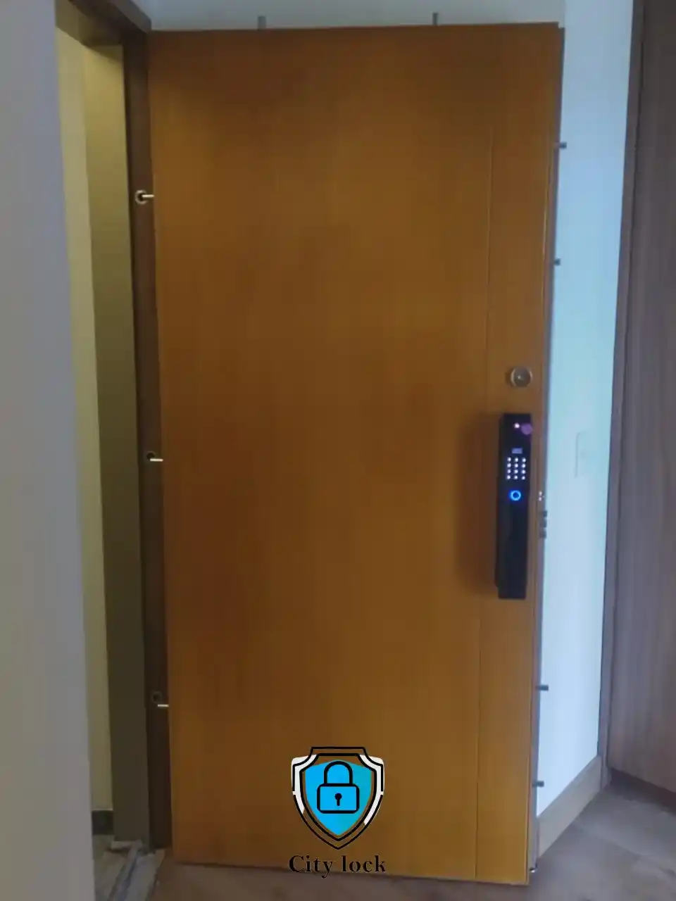 4 Puerta de seguridad con cerradura City Lock Bogotá Con Logo_2