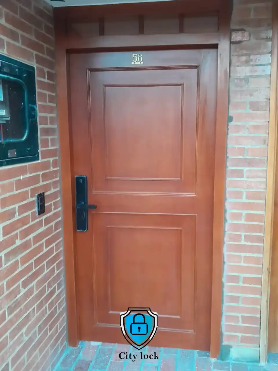 5 Puerta de seguridad con cerradura City Lock Bogotá Con Logo_3