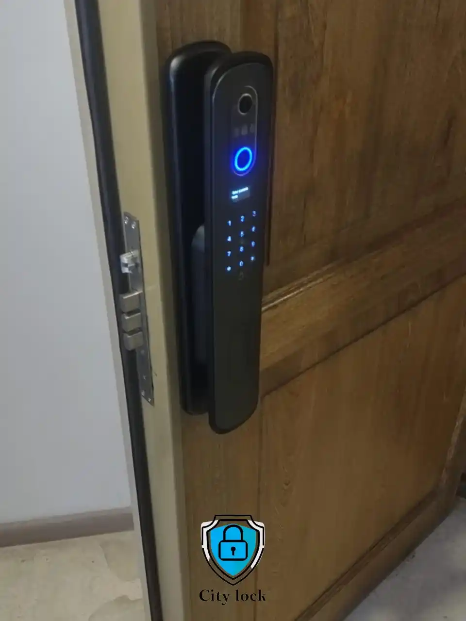 7 Puerta de seguridad con cerradura City Lock Bogotá Con Logo_5