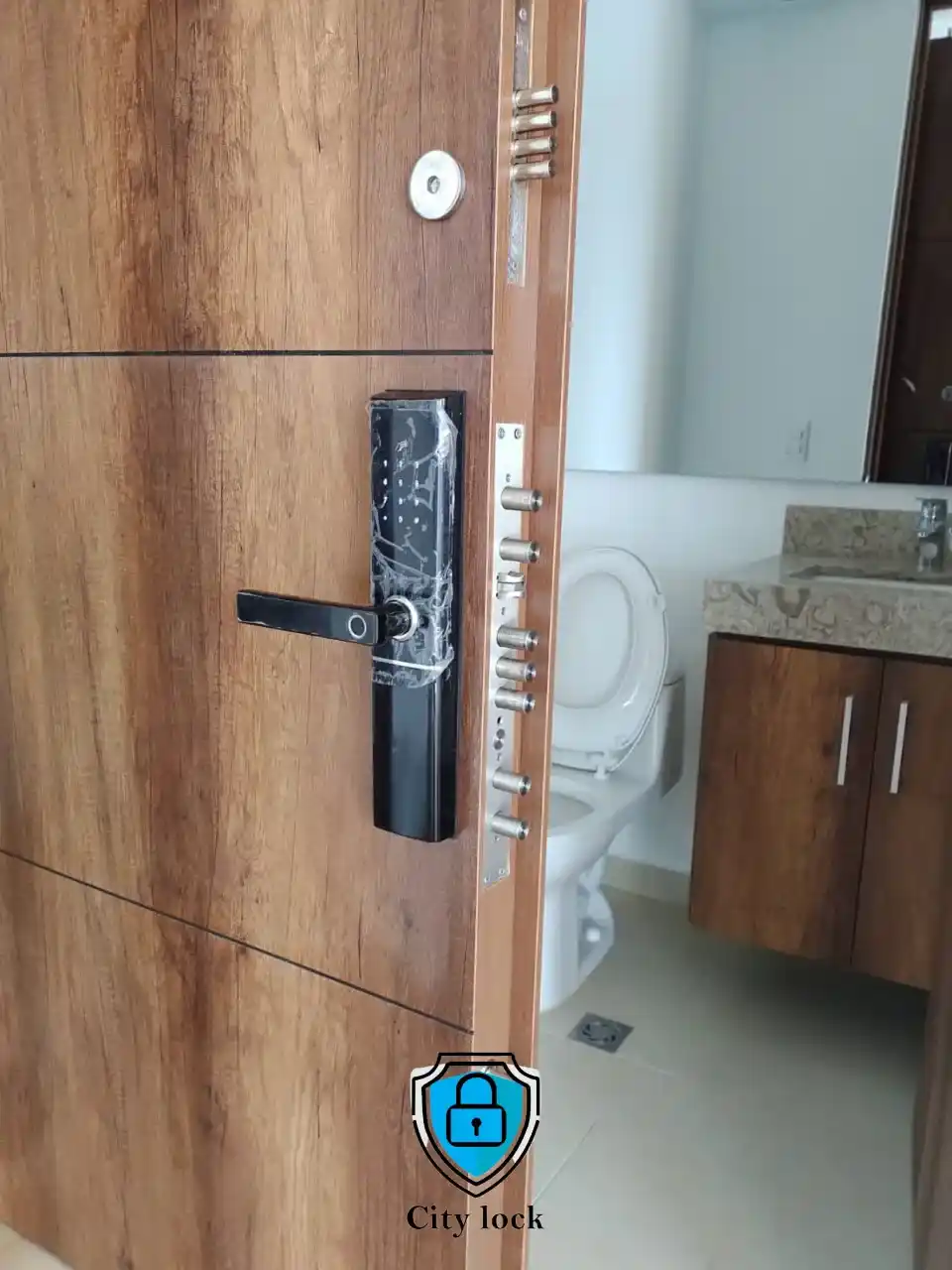 8 Puerta de seguridad con cerradura City Lock Bogotá Con Logo_6