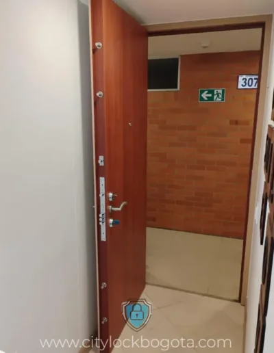 Fabrica Puertas de Seguridad y Puertas Blindadas en Bogota, Medellin, Barranquilla y Santa Marta, Colombia.