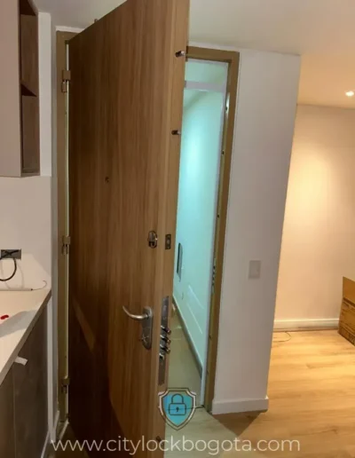 Fabrica Puertas de Seguridad y Puertas Blindadas en Bogota, Medellin, Barranquilla y Santa Marta, Colombia.