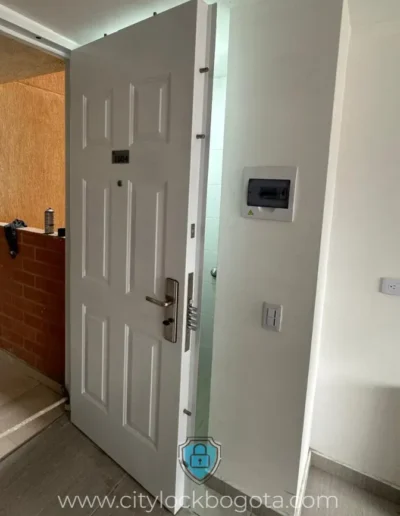 Fabrica Puertas de Seguridad y Puertas Blindadas en Bogota, Medellin, Barranquilla y Santa Marta, Colombia.