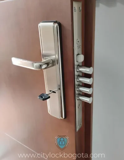 Fabrica Puertas de Seguridad y Puertas Blindadas en Bogota, Medellin, Barranquilla y Santa Marta, Colombia.