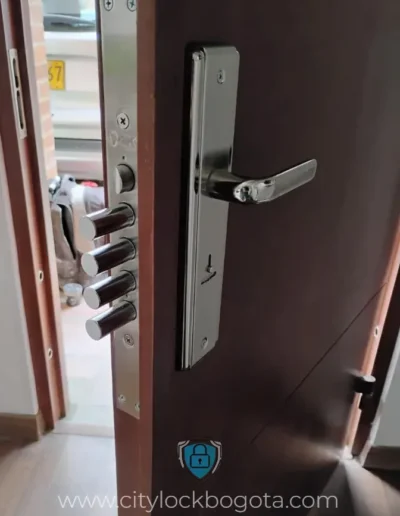 Fabrica Puertas de Seguridad y Puertas Blindadas en Bogota, Medellin, Barranquilla y Santa Marta, Colombia.