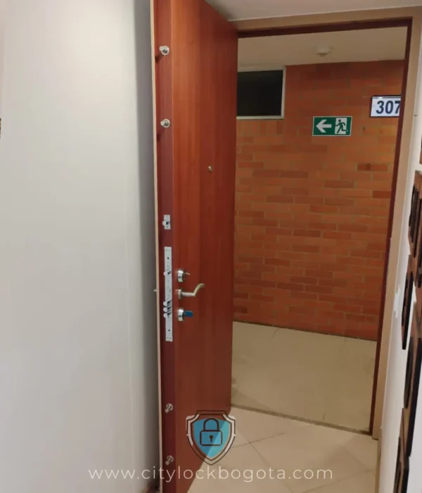 Puerta de Seguridad con Cerradura Kale Doble Cilindro