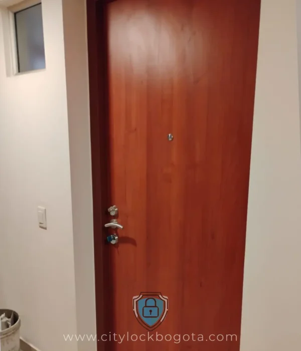 Puerta de Seguridad con Cerradura Kale Doble Cilindro