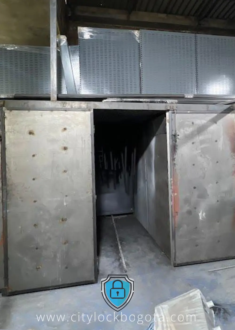 Horno de pintura electrostática a gas natural encendido – City Lock Bogotá Horno industrial para pintura electrostática en Bogotá con flautas de gas natural encendidas, horno de 3x3x8 metros listo para curado de piezas metálicas